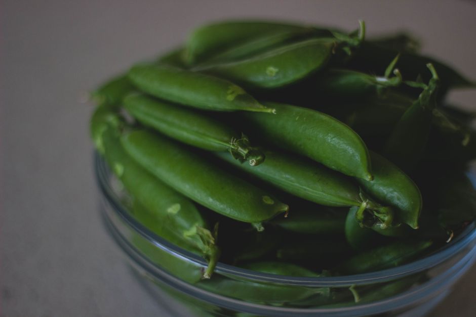 Bright green pea and pear mash